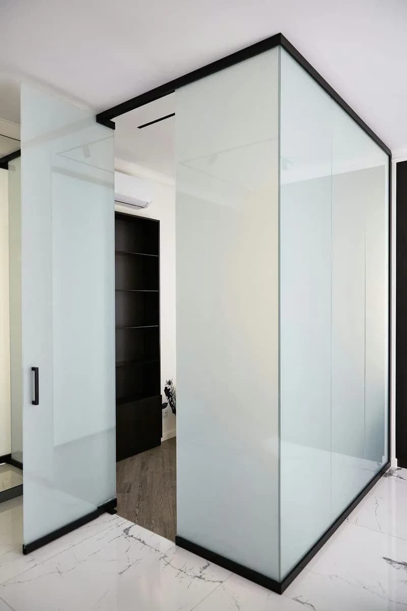 Frosted glass partitions with black frames in a private home – Stiklo sprendimai