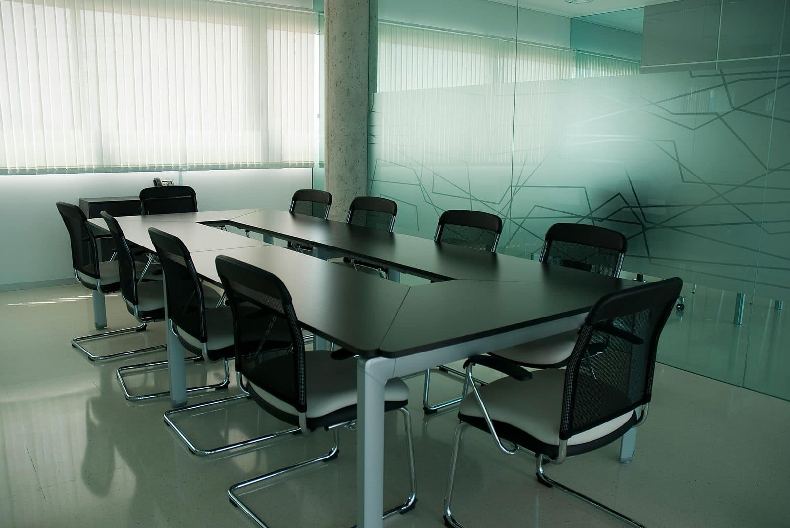 Conference room glass partitions — Stiklo sprendimai